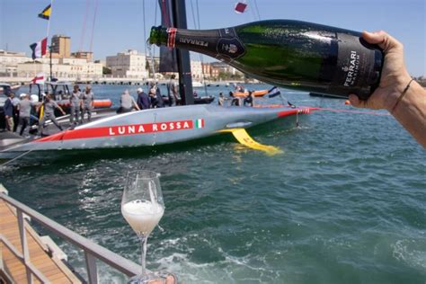 barca sponsorizzata da prada e pirelli|Luna Rossa torna in mare .